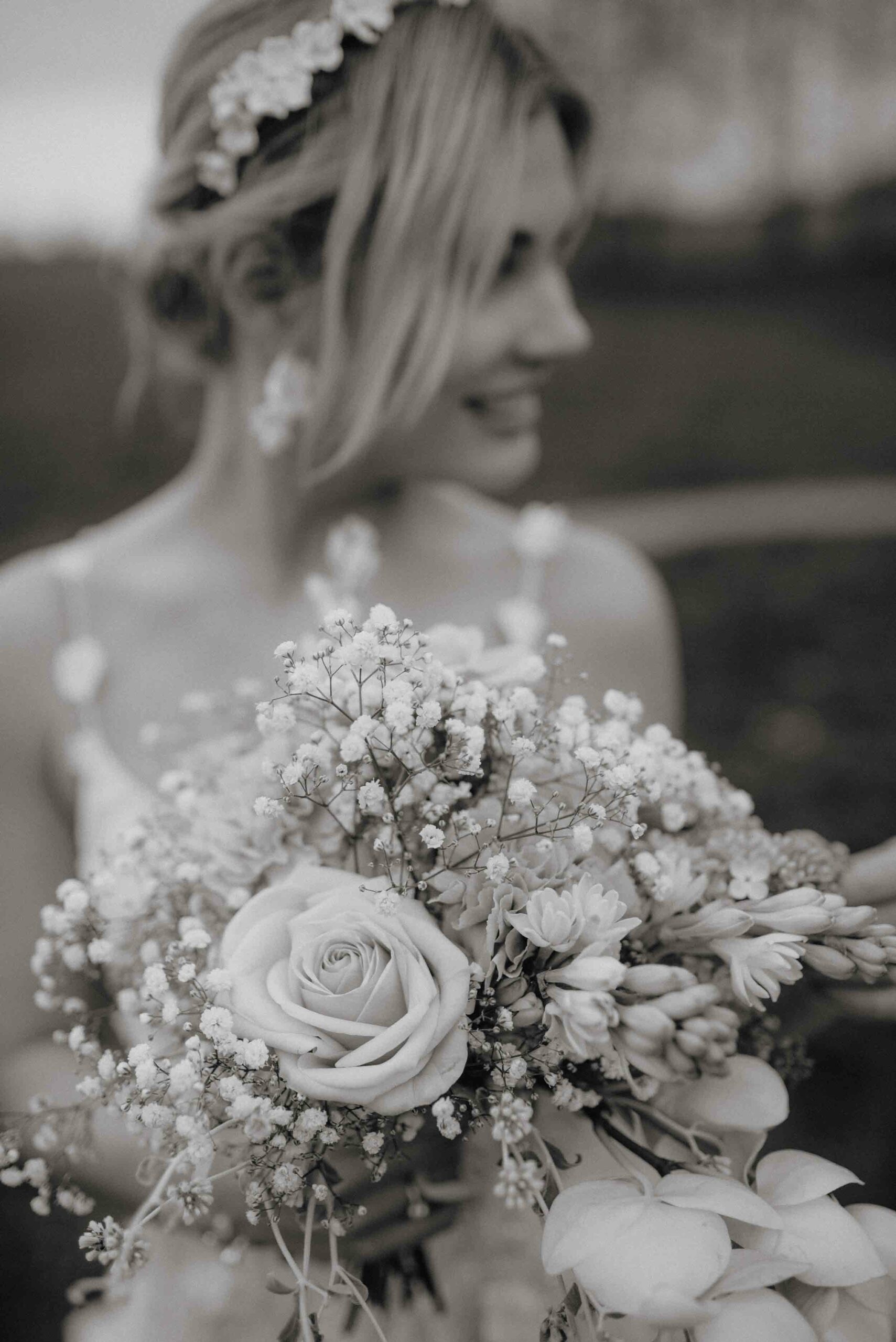 Eine Braut mit Blumenkranz und einem Strauß aus weißen Blumen in der Hand, aufgenommen während einer Hochzeitsreportage an einer Location in der Nordheide.